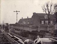 301082 Afbeelding van de plaatsing van een brugdeel ten behoeve van de vernieuwing van de spoorbrug (draaibrug) over de ...